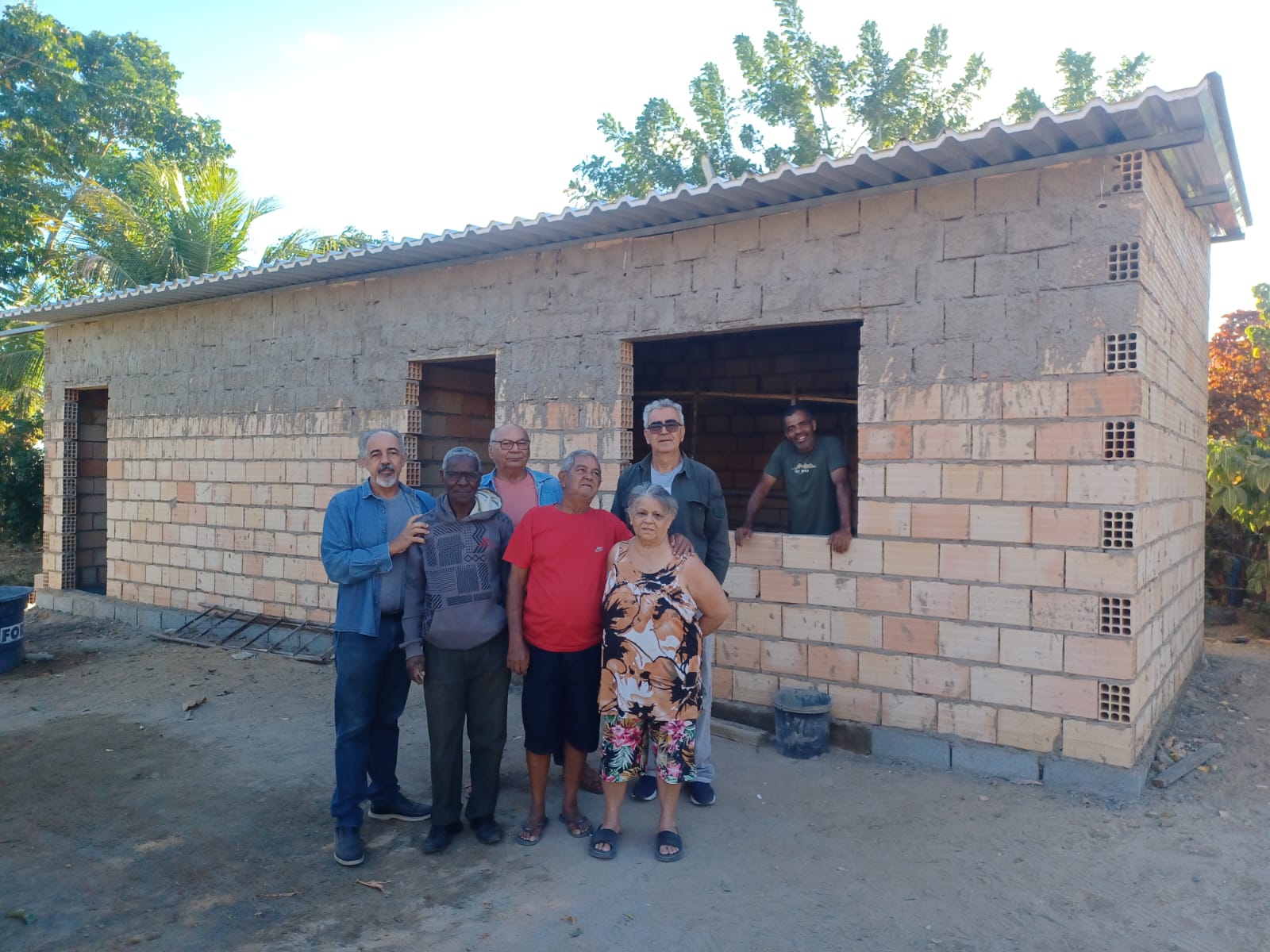 Comunidade e voluntários diante do espaço construído em Pacuí II